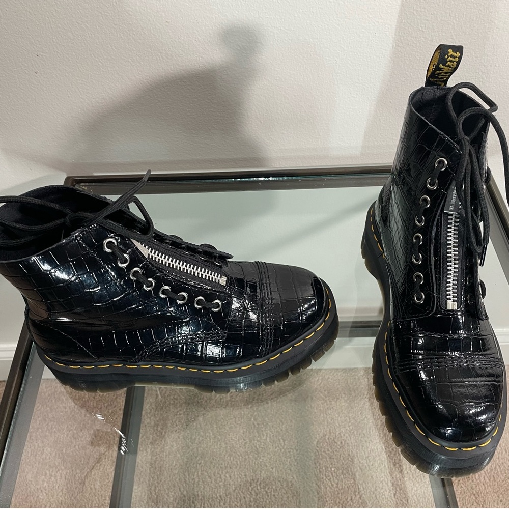 Doc Martens SINCLAIR PATENT CROC EMBOSS PLATFORM BOOTS